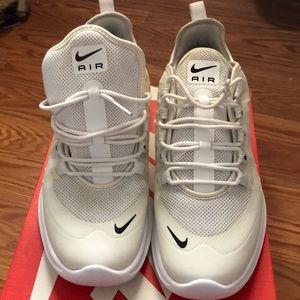 Nike Air Max Axis Sneaker